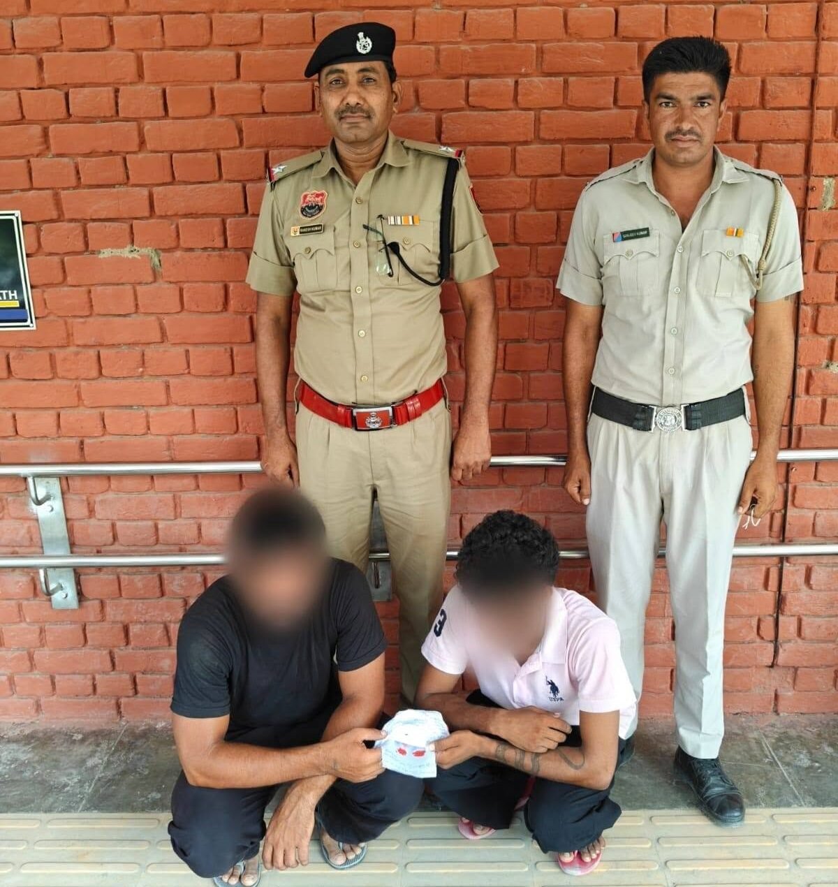 The police apprehended three drug smugglers, including a supplier who had been absconding in a drug trafficking case.