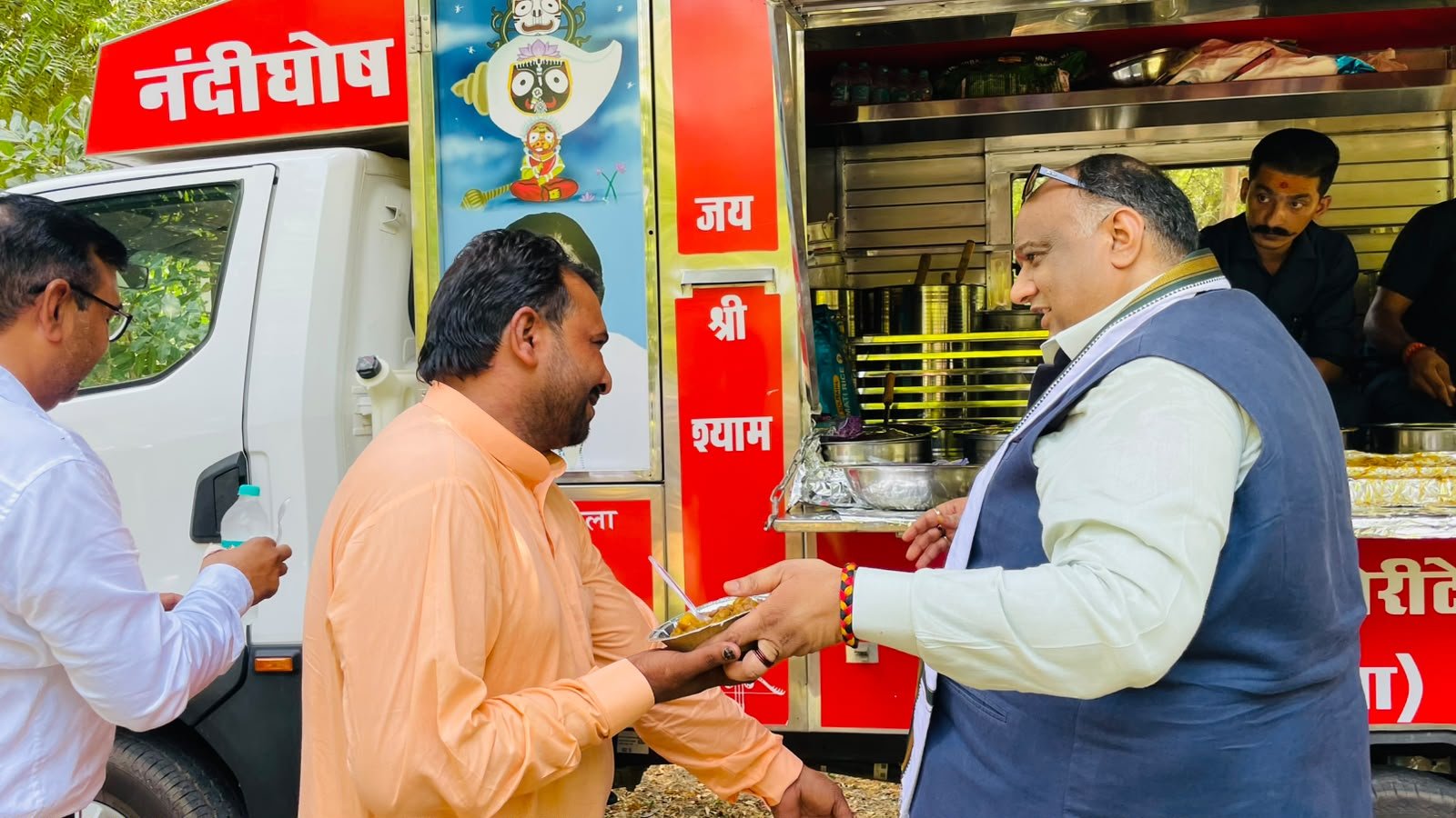 While CM Nayab Singh Saini and his father, Prof. Ganeshi Lal, were inside listening to the public's grievances, his son Manish Singla set an example outside by serving meals.