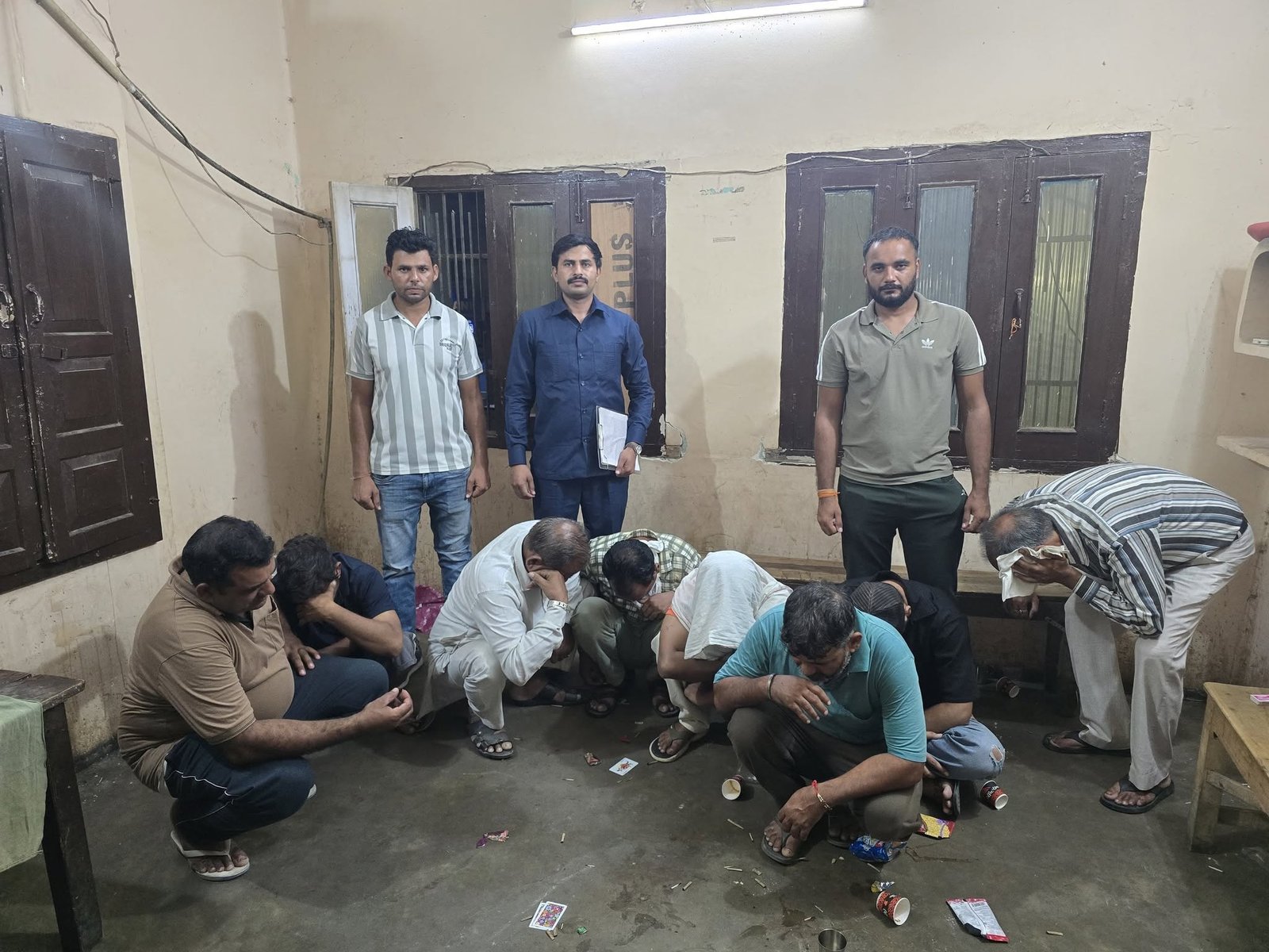 सिरसा अनाज मंडी में जुए के अड्डे पर पुलिस की दबिश, 8 जुआरी गिरफ्तार, 96300 की राशि बरामद