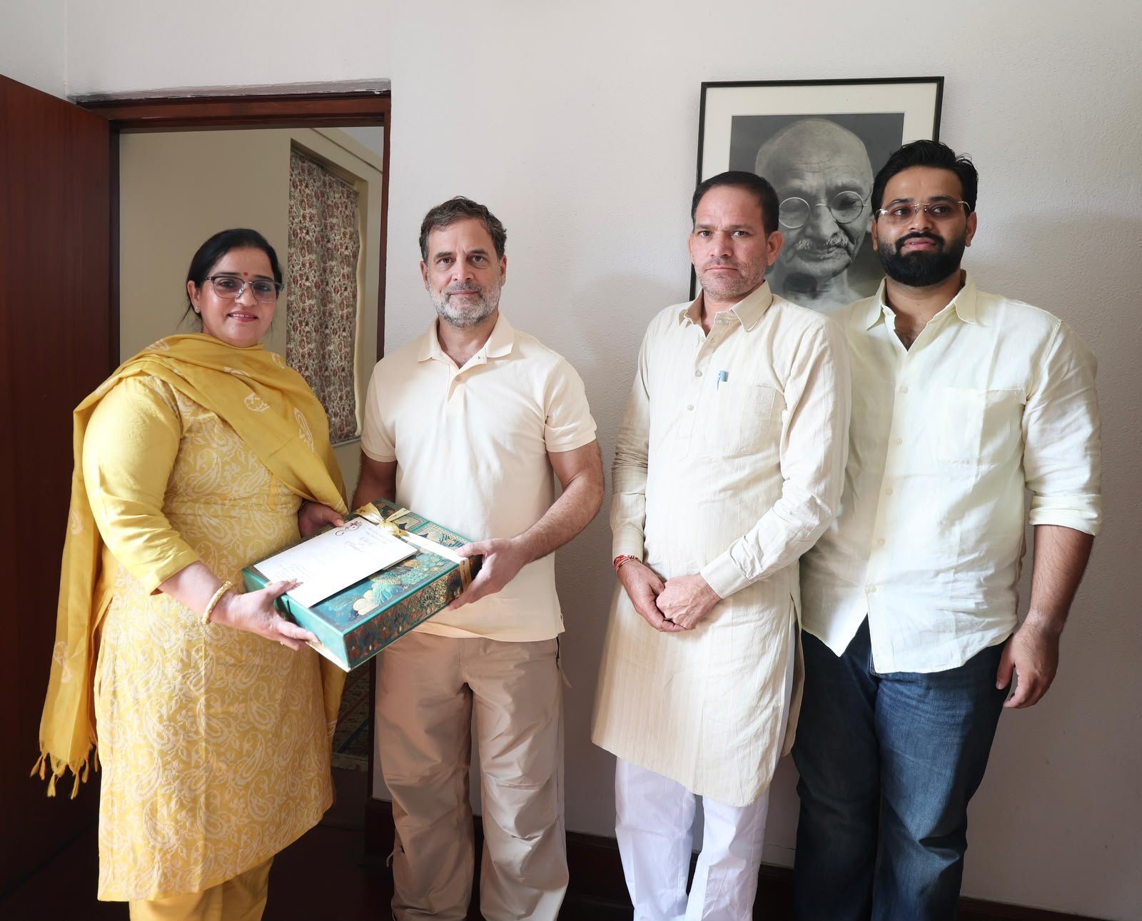 Congress District President Santosh Beniwal met Rahul Gandhi to invite him to her son's wedding