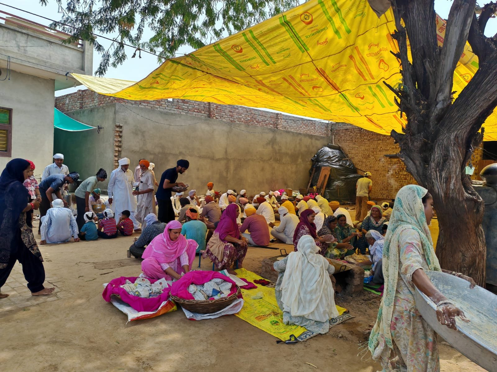 The Chardikala Sarbat Da Bhala Trust organized a grand community kitchen (langar) in the village of Vaidwala.